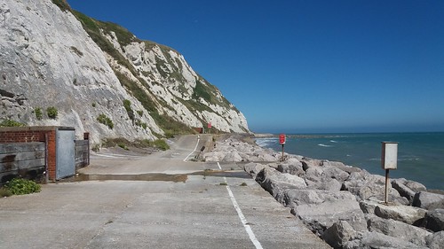 20160812_150517 Folkestone Warren - end of the concrete promenade (with National Rail warning signs)