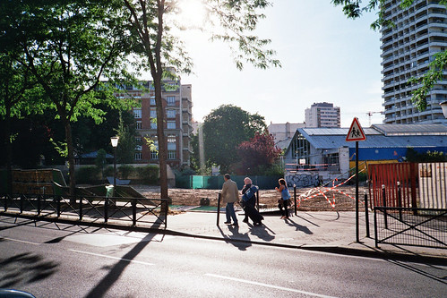 Famille devant un terrain vague. Paris 18eme, 2018. | by tiloumartin