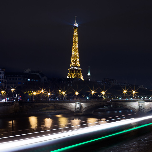 Tour Eiffel et bateau filant sur la Seine