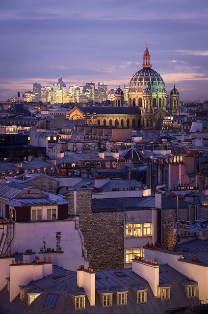 Vue sur les toits de Paris, l'église Saint-Augustin et la Défense — Paris, France.
