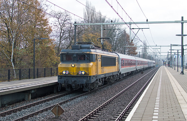 Eindhoven Beukenlaan doorkomst EuroCity 456 uit Praag met NS 1757