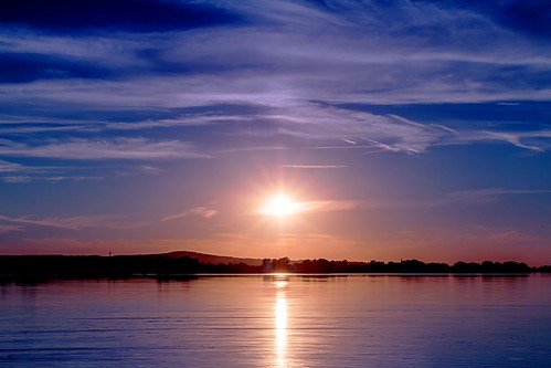 The Elements by M-Z-Photo, Sonnenuntergang über dem Altmühlsee. Hier sind Feuer, Wasser, Erde und Luft auf einem Bild vereint.