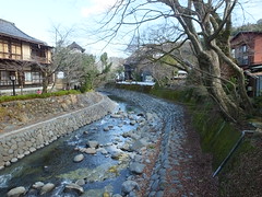 修善寺川の周りが温泉場になっており、川沿いに散策路が整備されている