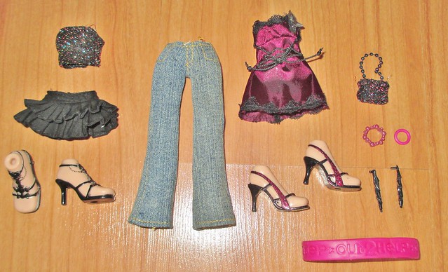 (2005) Step Out! Cloe Outfits & Accessories