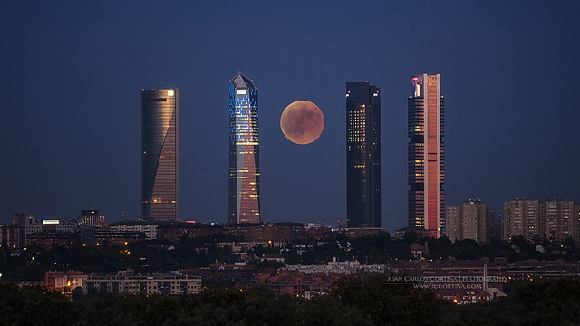 Eclipse de luna en las Cuatro Torres de Madrid julio 2018