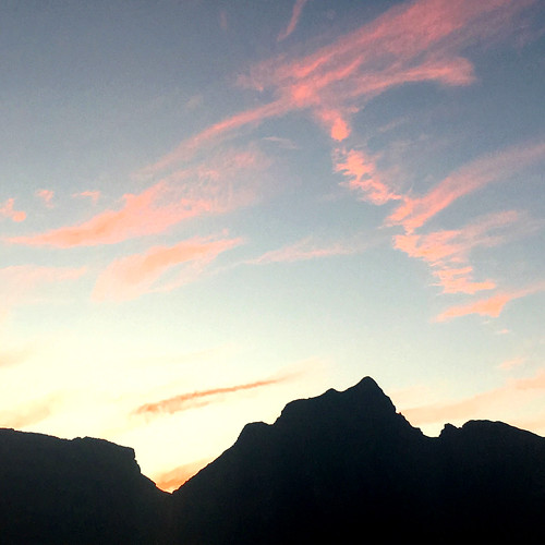 sunset sky pink clouds blue dusk mountain tablemountain devilspeak 2018 iphone iphonese iphonography capetown rondebosch southafrica westerncape