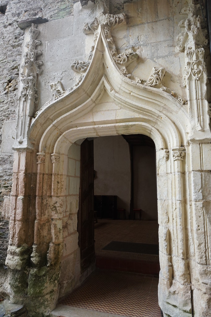 Château du Plessis-Macé : Porte d'entrée de la Chapelle