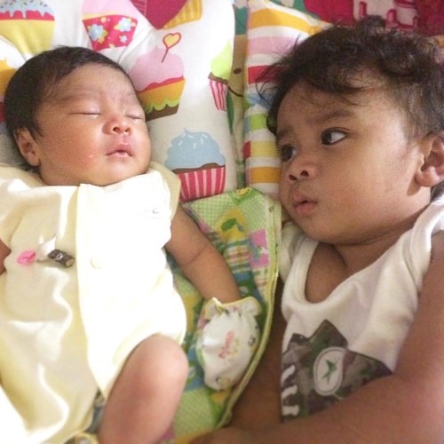 Kk Radit : "Ade Raya... bangun sudah ko katong bermain, bobo terus sa eee. " Ade Raya : "@$&?%^*" #radityagamaliel #rayatjitra #newborn #babygirl #toddler #toddlerboy | by sang nona