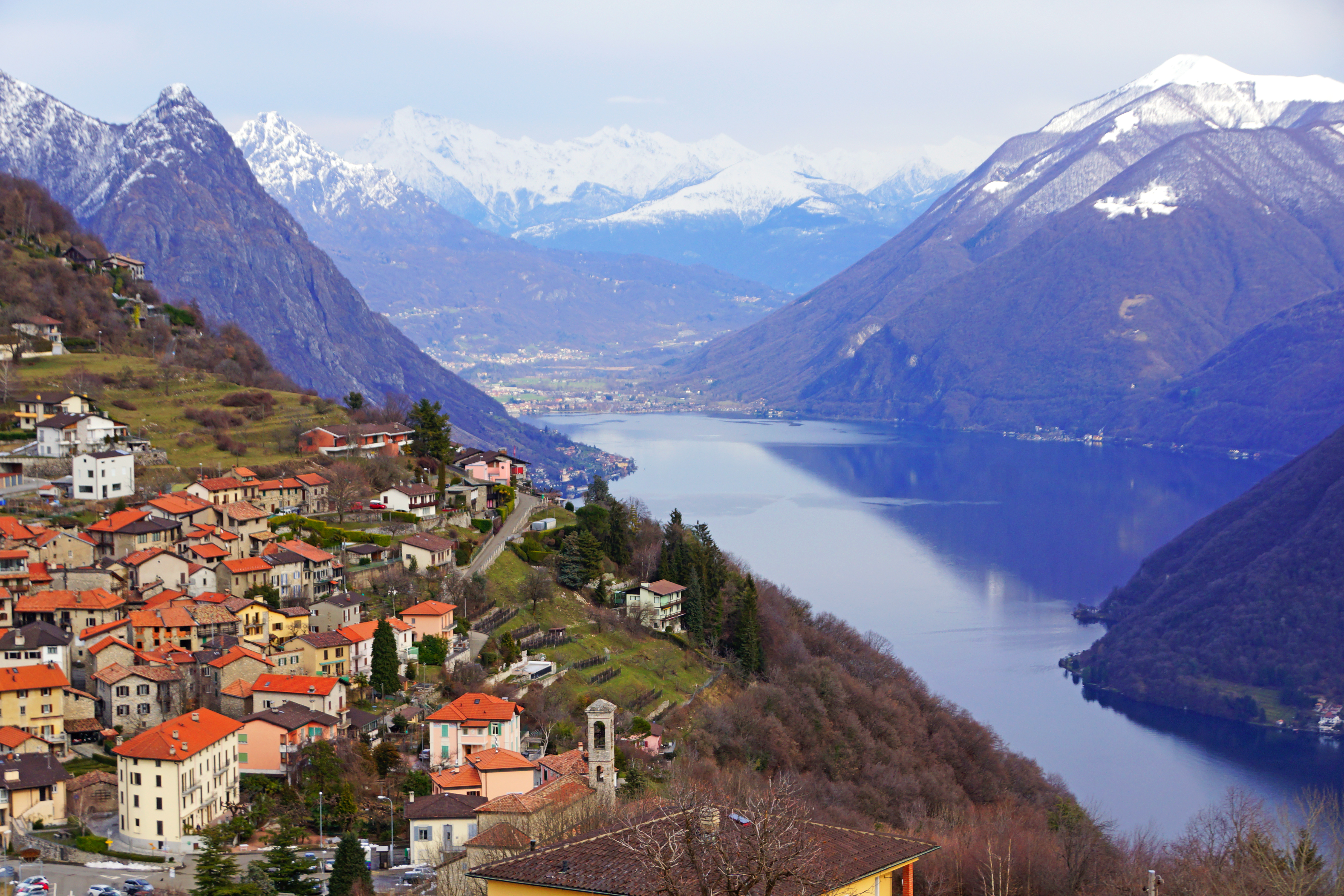 Город около гор. Бёрн Оберланд Швейцария. Lugano Швейцария горы. Швейцарский озеро Лугано. Свизерленд Швейцария.