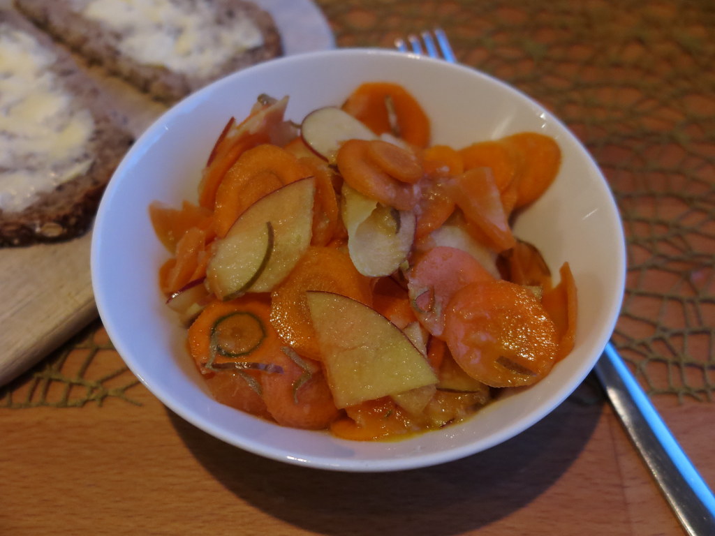 Rohkostsalat aus Möhren, Apfel, Birne und Orangensaft | Flickr