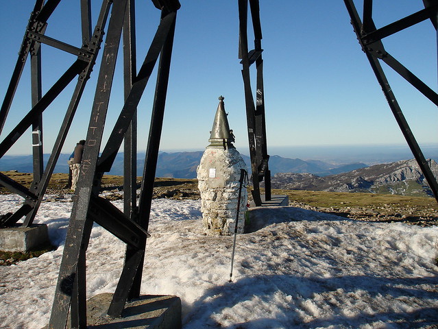 Invierno suave bajo la cruz de Gorbeia (1.482 m.)