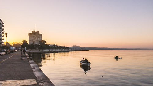 Thessaloniki's Garbage Bin floats by Nick Papakyriazis, Αν και πανέμορφο πρωινό τοπίο .... την Παρασκευή το βράδυ ή νωρίς το πρωί του Σαββάτου, κάποιος - κά