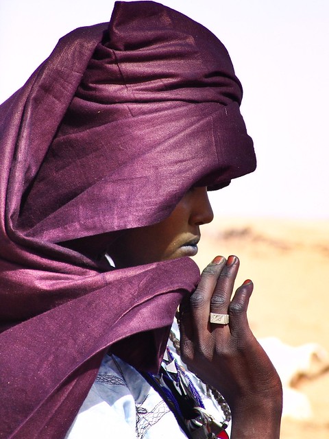 Femme Touareg au puits - près d'Agadez - Niger 2006