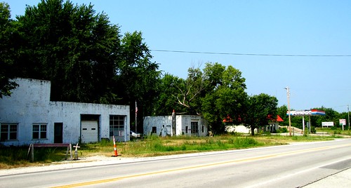 abandoned route66 decay flag missouri smalltown avilla servicestations vintageservicestation vintagegasstations