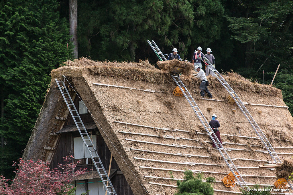 Cambiándole el tejado a una casa de estilo gassho-zukuri