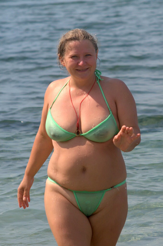 Полные гол на пляже. Взрослые женщины в купальниках. Dphjслые женщины АВ купальниках.