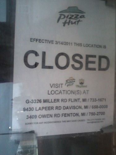 CLOSED | Sign in window of former Pizza Hut in Grand Blanc. | B | Flickr