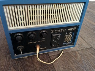 FS 751 – zadní panel s pojistkami a konektory