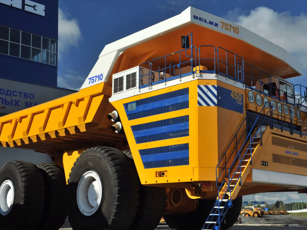 Belaz The Belaz Has A Conventional Two Axle Se Flickr