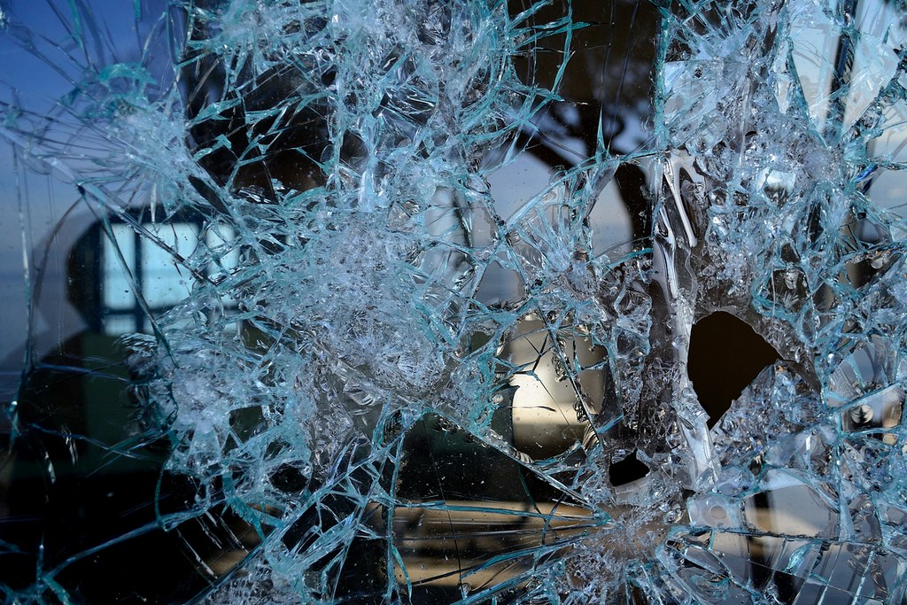 Vetro rotto (Broken glass) | Giampietro Meneghelli | Flickr