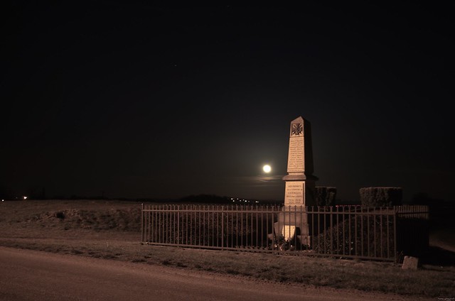 Cette lune au niveau du monument au mort de Cerneux