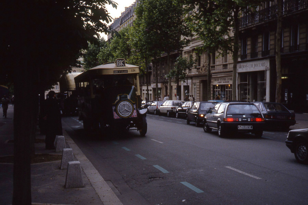 JHM-1988-0158 - France, Paris RATP, défilé d'autobus anciens au Luxembourg