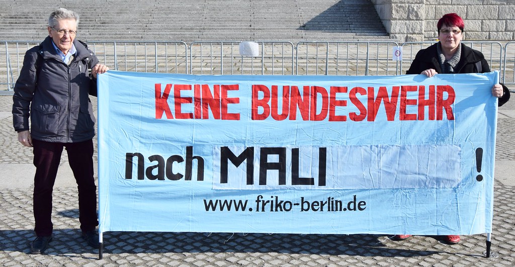 26.02.15: Protest vor Bundestag: Keine Bundeswehr nach Mali!