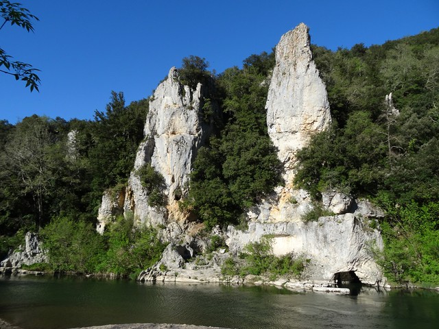 035 die Felsen an der Cèze im der Domaine de la Sablière