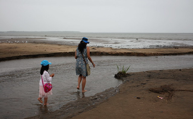 Mère et fille au bord du fleuve | Mother and daughter by the river | Madre y hija a la orilla del río