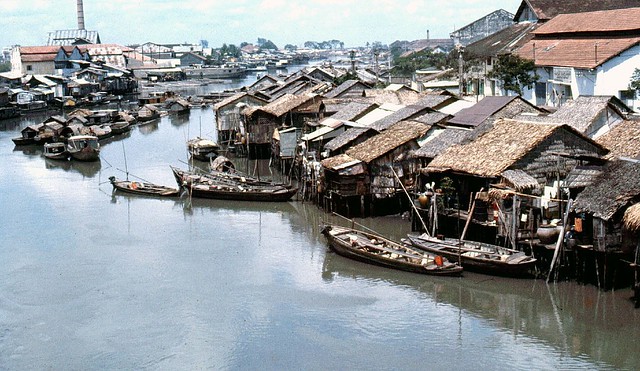 SAIGON 1964-65 - Kinh Tàu Hủ, hình chụp từ trên cầu Xóm Chỉ nhìn về hướng ra Saigon. Photo by Fred Mucciardi