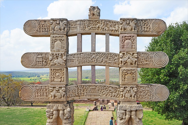 Le grand stūpa de Sanchi, face arrière du Torana ouest (Inde)