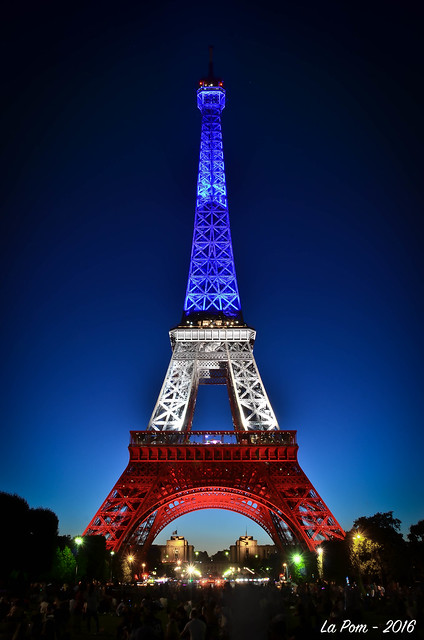 La tour Eiffel rend hommage aux victimes de Nice en s'habillant du drapeau tricolore