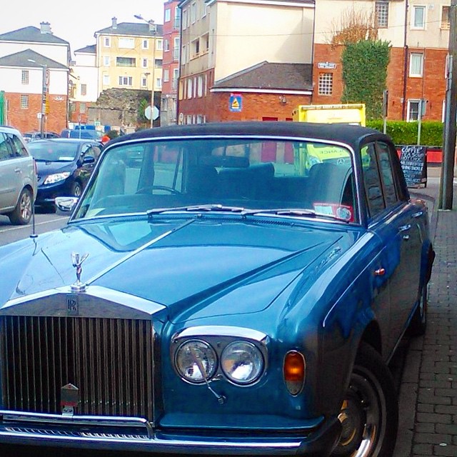 The art of Roller parking.  #cars #rollsroyce #parking #humour #driving