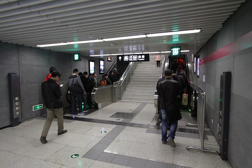 Interchange passageway between lines 5 and 6 at Dongsi (东四站) station