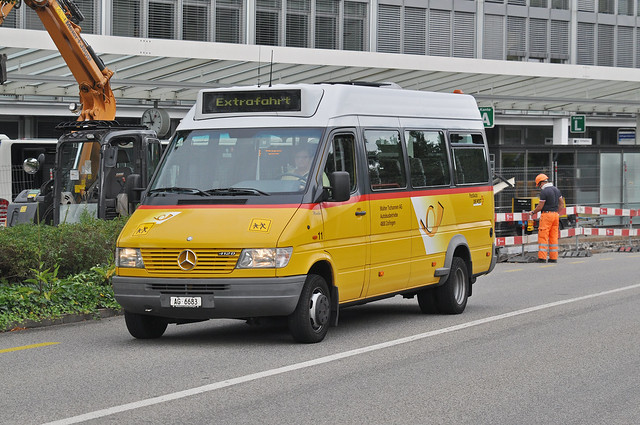 Postauto Mercedes 412D fährt am 09.08.2016 auf einer Extrafahrt durch Zofingen.