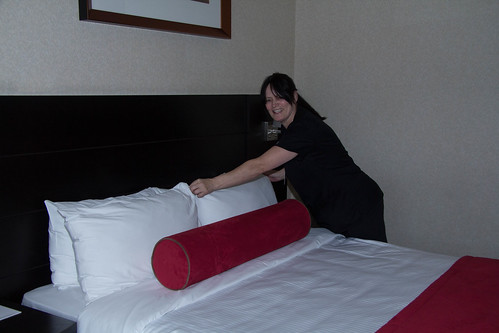 Female Hotel Worker Making Bed / Travailleuse en hôtellerie faisant un lit