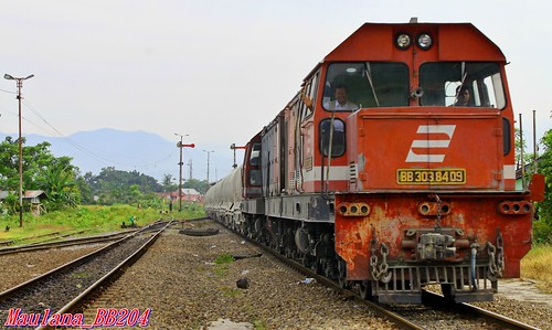 Padang cement train | Double traction of Henschel DHG1000BB … | Flickr