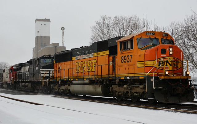 Southbound BNSF 8937