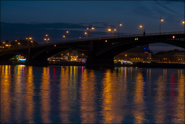 Mainzer Rheinbrücke zur blauen Stunde