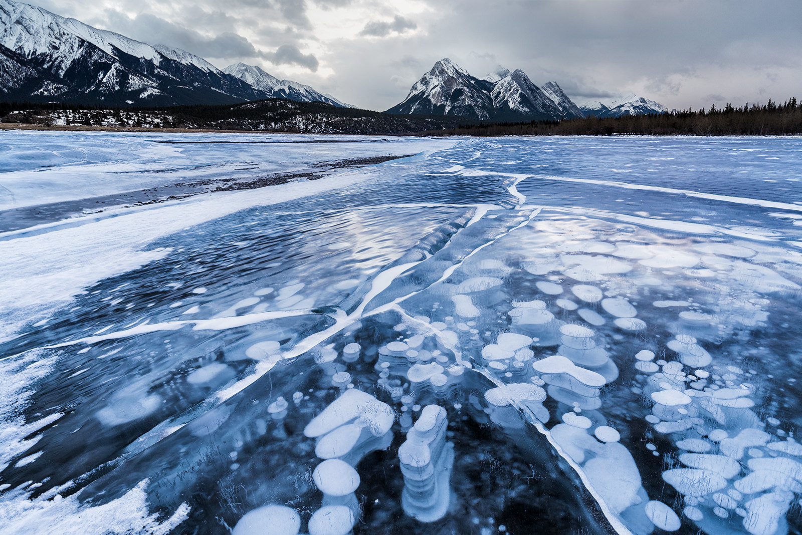 Жидкий лед с водой. Озеро Абрахам в Канаде. Красивый лед. Замерзшая вода.