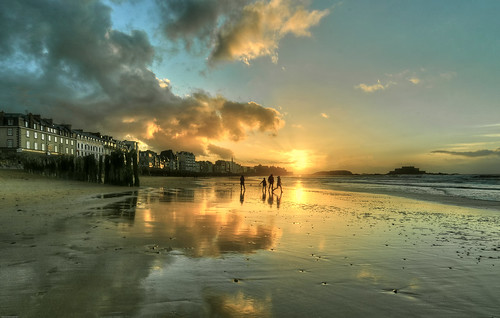 sunset people mer france beach clouds reflections see bretagne nuages plage reflets saintmalo gens sonyilca77m2