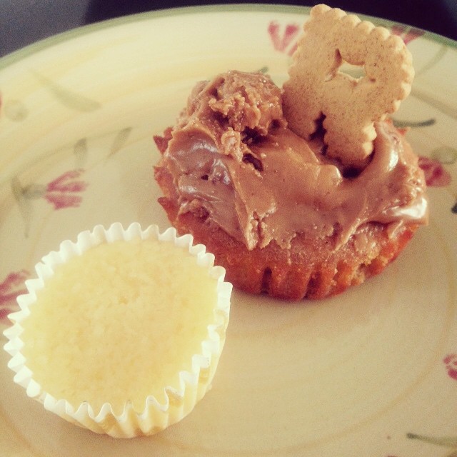 ang lagay eh si Milo lang may letter for today?! #carrotcupcake #cookiebutter plus a zuper yummy #custaroon