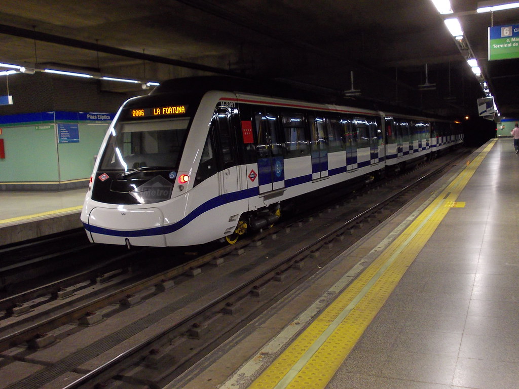 Metro de Madrid - 8097 en Plaza Eliptica | Metro de Madrid -… | Flickr