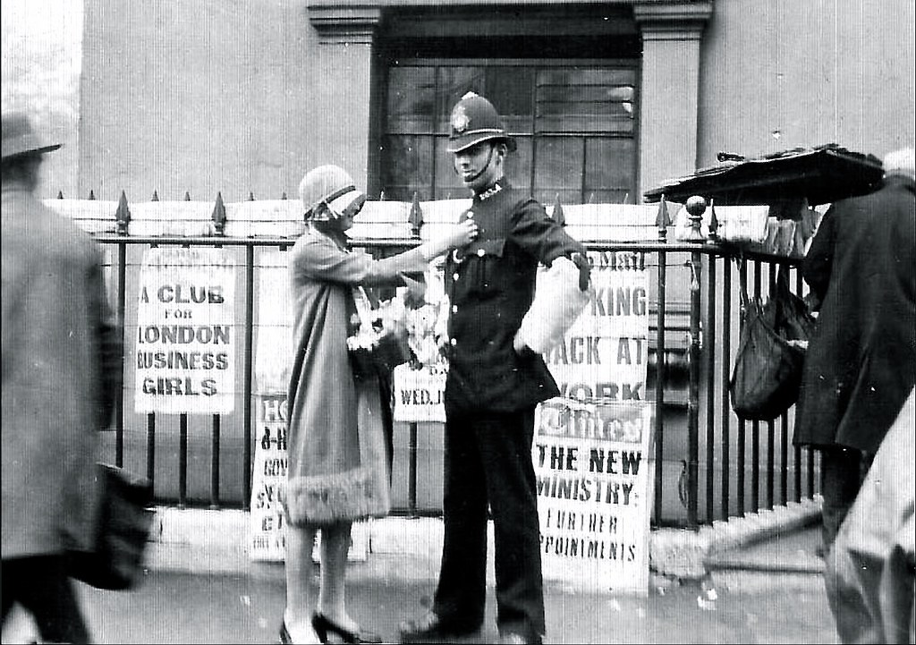 Charing Cross Post Office | A Cannon Row Police Constable wh… | Flickr