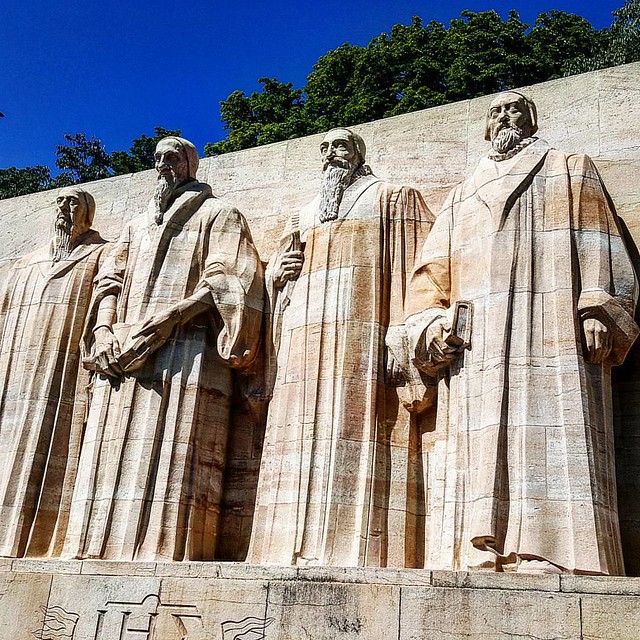 El Monumento de la Reforma consiste en un muro de enormes proporciones (más de 100 m de longitud) y de la máxima austeridad. En el centro, bajo el lema POST TENEBRAS LUX, destacan cuatro inmensas estatuas de los   reformadores Farel, Calvino, Bêze y Knox.