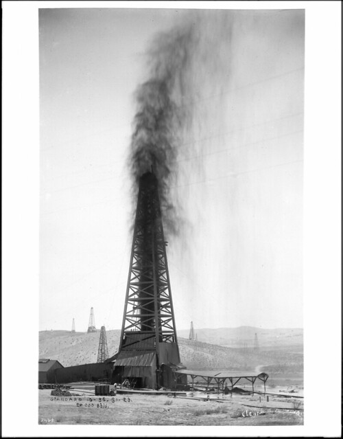 Taft oil well blow-out in Kern County, ca. 1920 (CHS-2498)