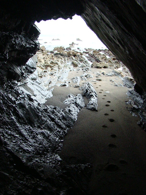 Cueva en la playa de la Figueira