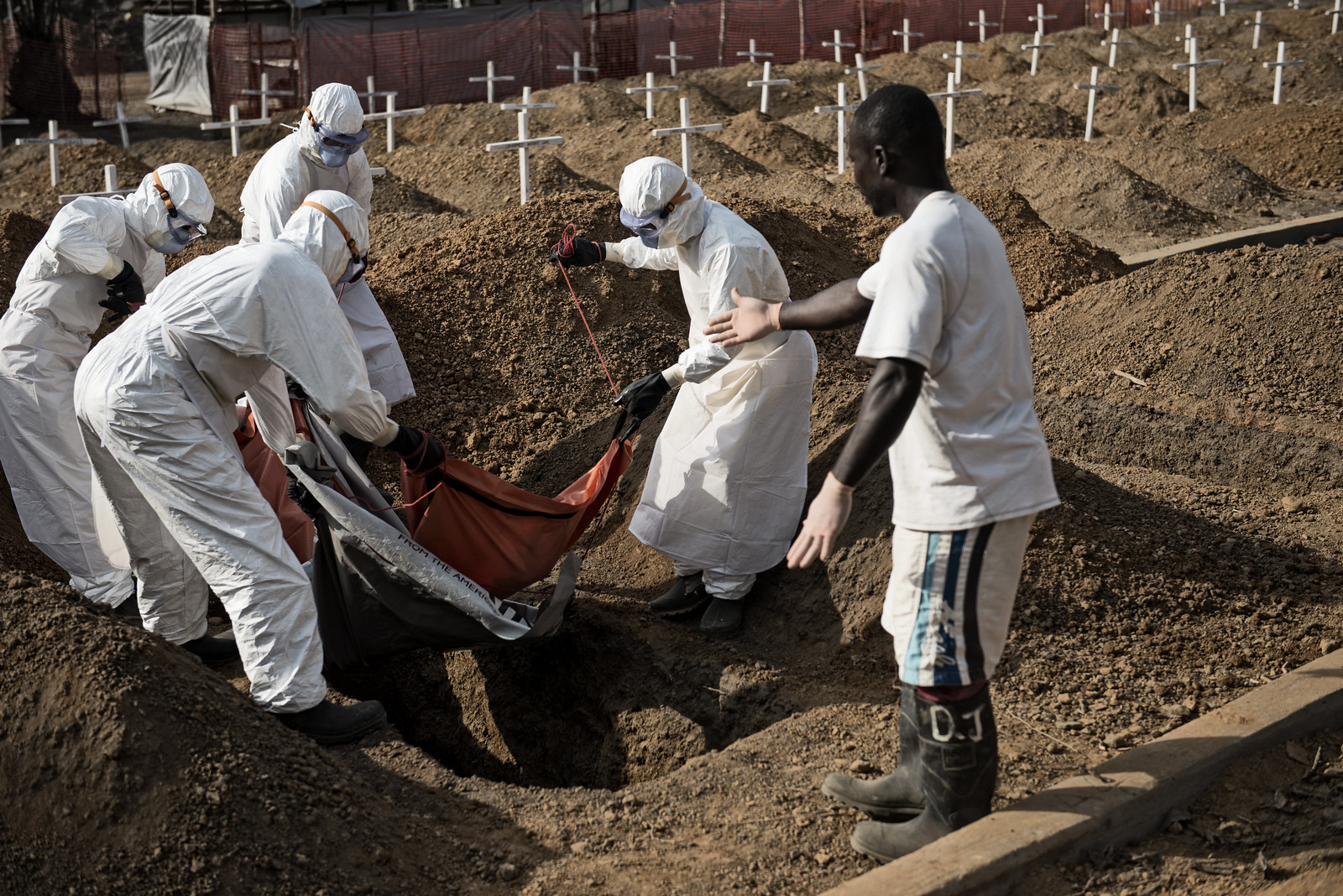 Entierros de cadáveres infectados por el Ébola.