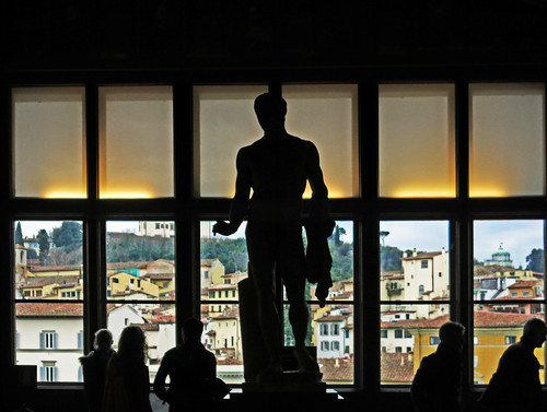 windows sculpture florence firenze uffizi visitors statua paesaggio urbanlandscape finestre visitatori