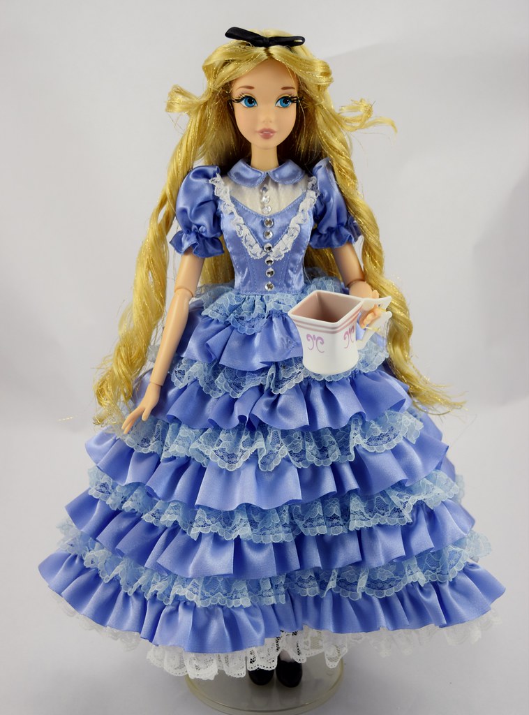 Alice buy. Принцесса Дисней Алиса Алиса. Куклы Дисней стор Алиса. Кукла Алиса в стране чудес Дисней. Алиса лимитированная кукла Дисней.